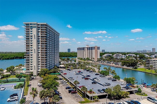 Building Photo - 100 Bayview Dr