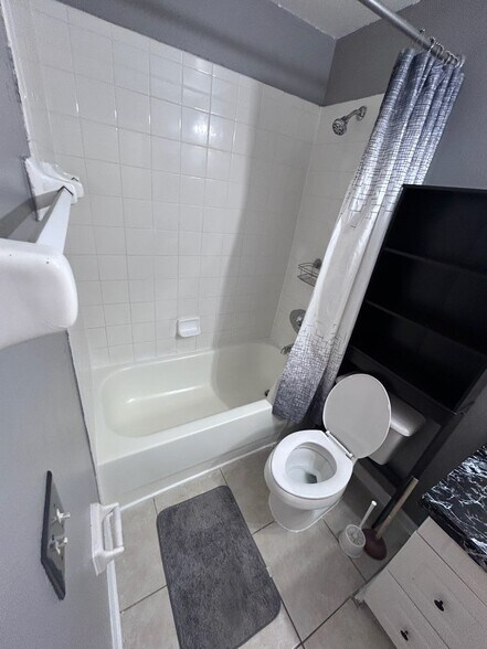 Building Photo - 423 Orchid Dr
