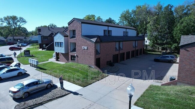 Building Photo - 1741 Ridgehaven Ct