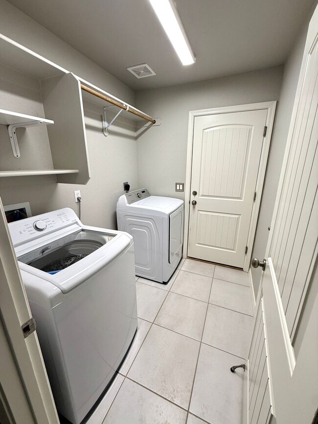 Building Photo - Stylish 3BR Home in Cerbat Vistas | Split Floor Plan, Covered Patio & 2-Car Garage!