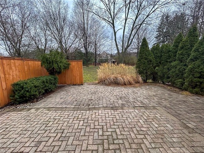 Building Photo - 535 Willow Dr SE