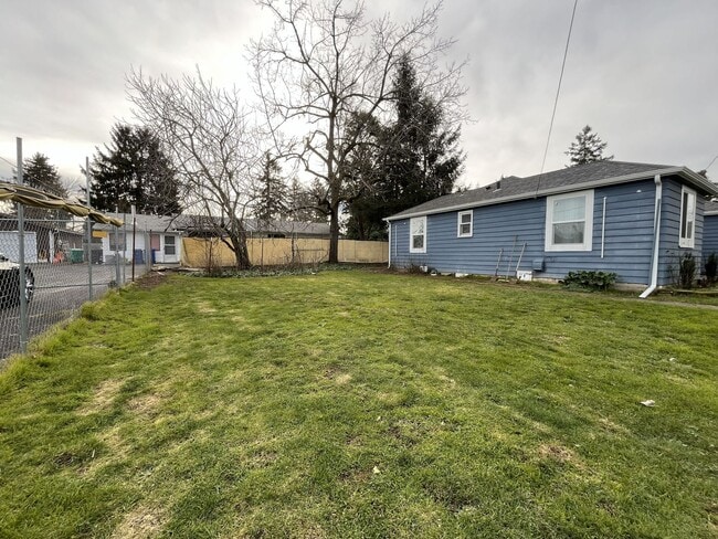 Building Photo - Updated Single-Level 3BD/2BA Home with Stainless Appliances, Expansive Yard & Flexible Layout