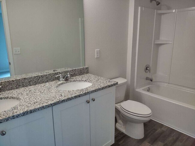 Building Photo - 6248 N Chestnut Terrace