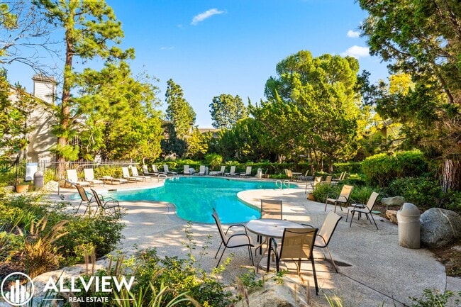 Building Photo - Beautifully Renovated 2-Bed, 2-Bath Home in a Gated Community!