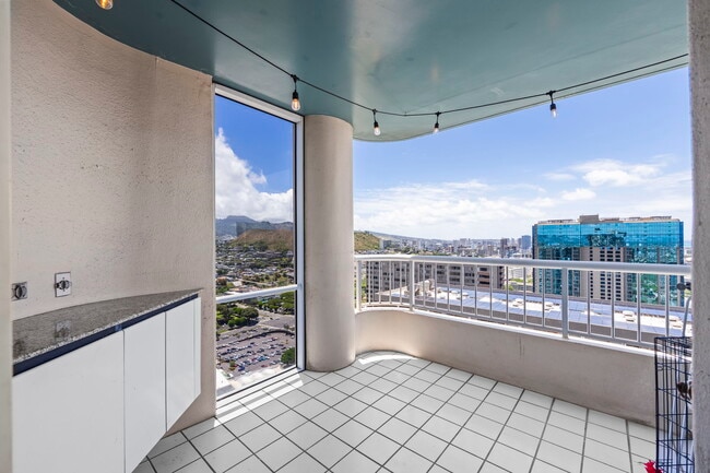 Building Photo - 1212 Nuuanu Ave