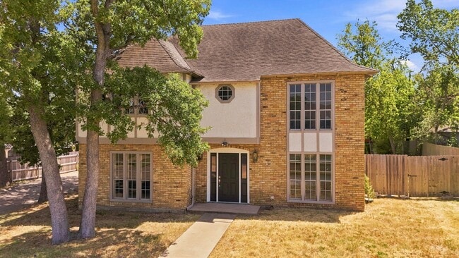 Building Photo - 2508 Memorial Dr