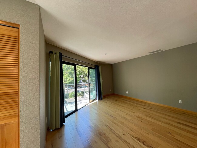 Building Photo - Great NW 1 Bedroom 1 Bath Loft Condo - W/D...