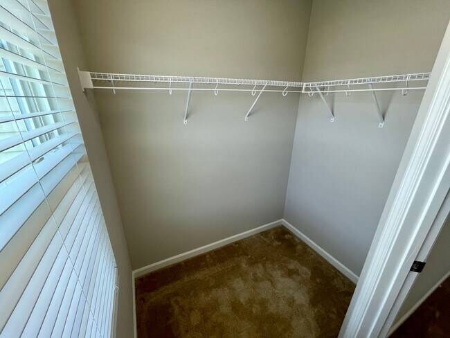 Building Photo - Gorgeous 4 Bed 2.5 Bath Home in GSO