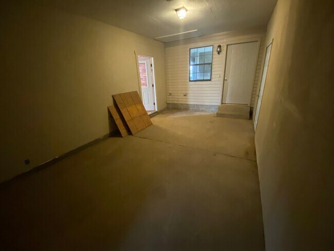 Building Photo - 205 Main