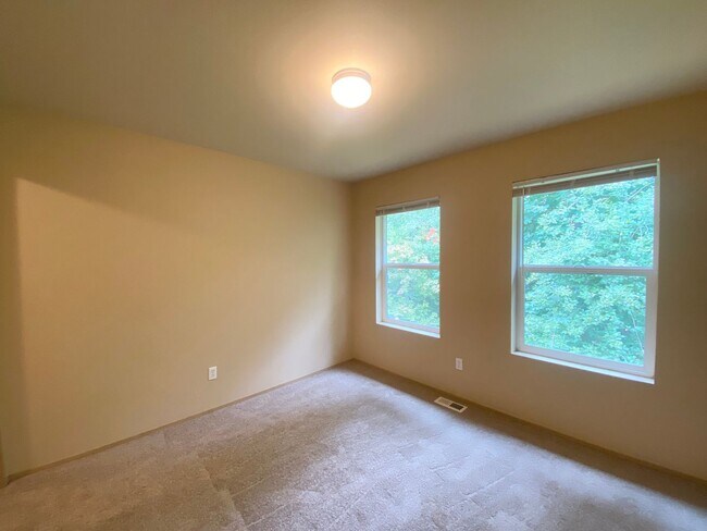 Building Photo - Practical 3 bedroom, 2190 Sqft Kent Home