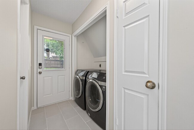 Building Photo - 106 Breezy Point Pl
