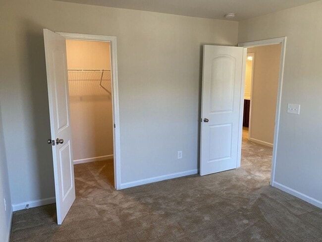 Building Photo - Spacious 2 Story, 3 Bed, 3 Bath Townhome n...