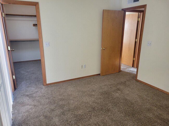 Building Photo - Available Now schedule a TOUR NOW!!