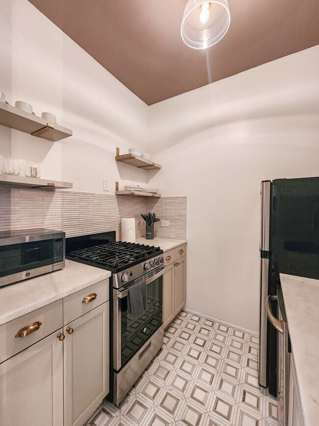 Building Photo - 68 E Cedar St