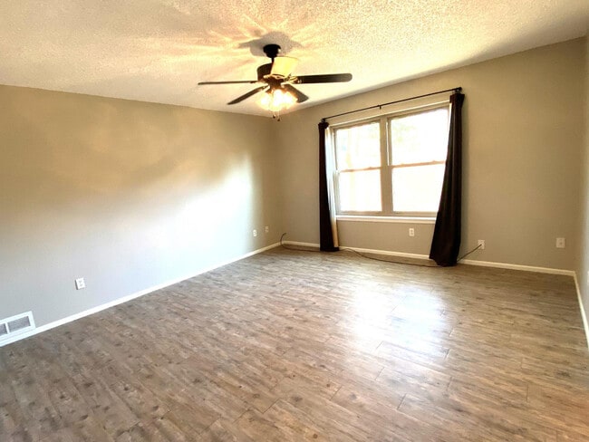 Building Photo - 9818 Jordan Ave