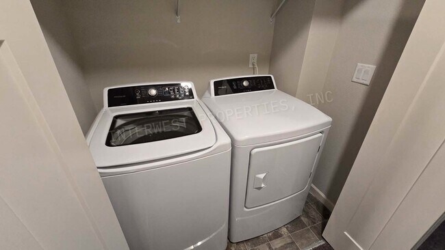 Building Photo - Beautiful Newer Construction 3bd 2.5ba Row House in Ridgefield With 2 Car Garage, Fenced Backyard...