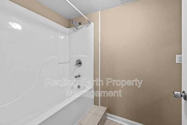 Building Photo - 942 Hillcrest Ave