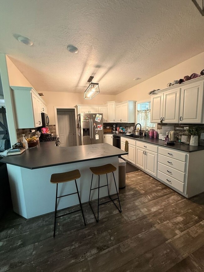 Building Photo - 304 Palomino Dr