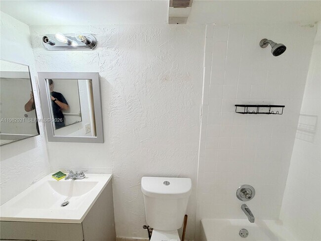 Building Photo - 206 Lake Pointe Dr