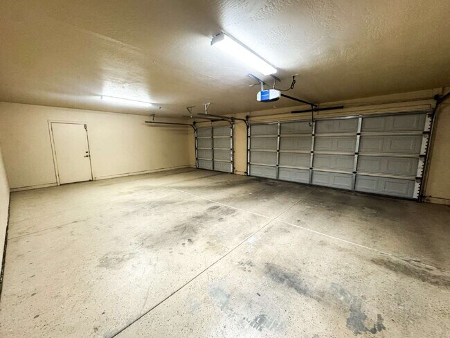 Building Photo - For Rent: 3-bedroom, 2-bathroom home in Barkley Ranch