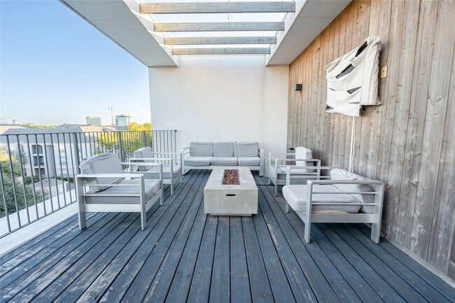 Building Photo - 709 Memorial Heights Dr