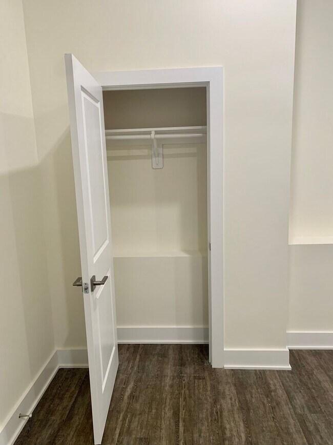 Building Photo - Luxurious 1-Bedroom Apartment in Olde Kens...