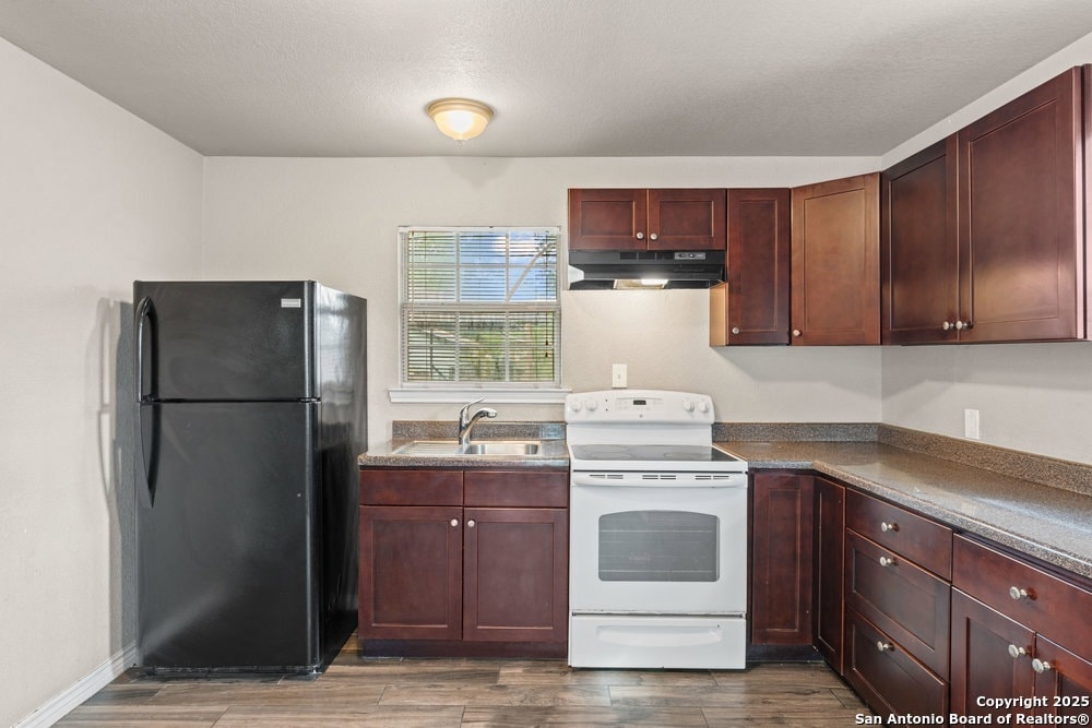 Building Photo - 315 Pool Dr