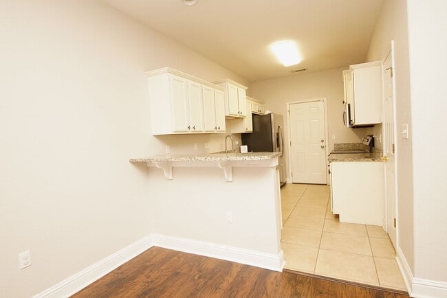 Building Photo - Central Niceville Location