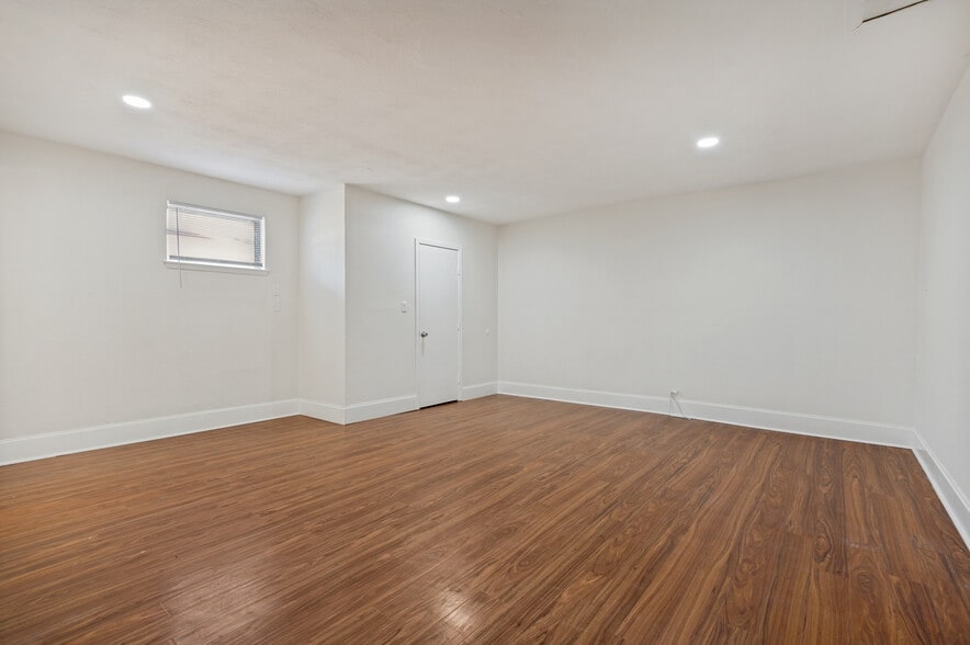 Building Photo - 1818 Highland Dr