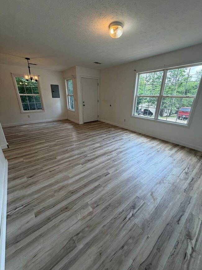 Building Photo - 3 Bedroom | 2 Bathroom | 1,100 square feet | Merriam Woods MO!