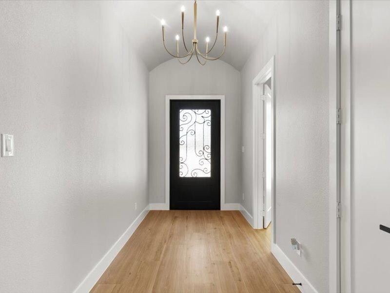 Building Photo - 8101 Oak Hollow Dr