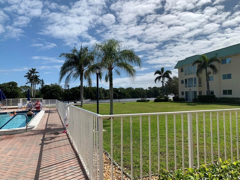 Building Photo - 3 Colonial Club Dr