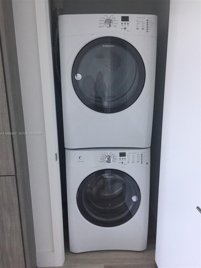 Building Photo - 2900 NE 7th Ave