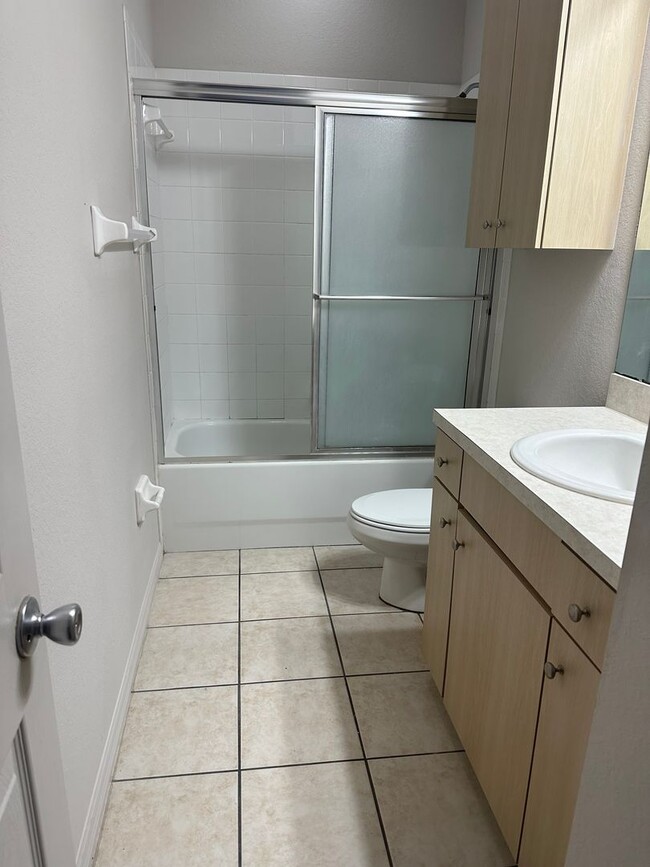 Building Photo - Spacious End-Unit Townhome Under Market Value – Freshly Updated & Prime Plant City Location