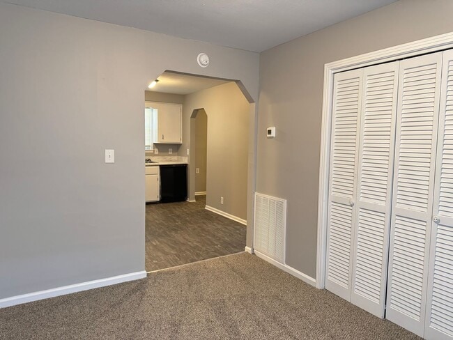 Building Photo - Great Location! 2 bed 1 bath off 101st!