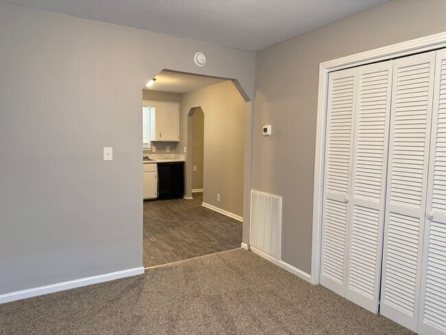 Building Photo - Unbeatable Location off 101st!