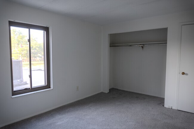 Building Photo - 2440 Noble Rd