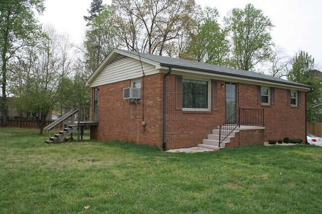 Building Photo - 3695 Weyland Dr