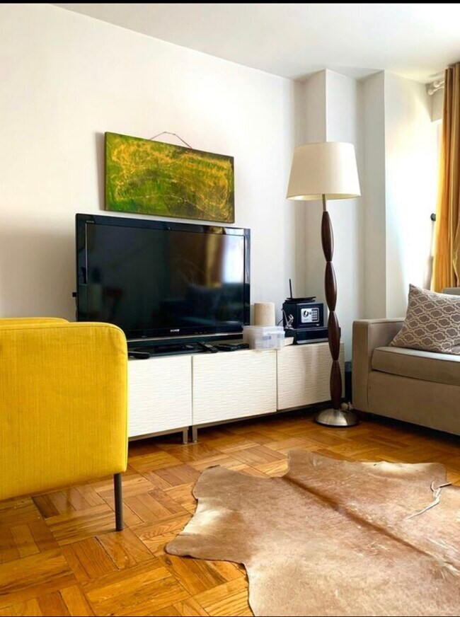 Building Photo - 240 E 76th St