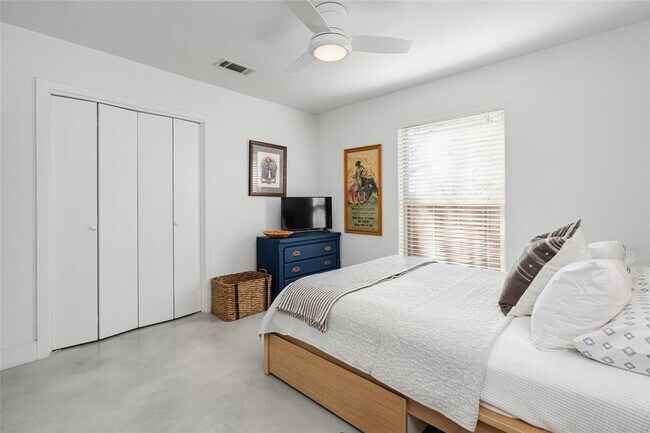 Building Photo - 4620 Englewood Dr