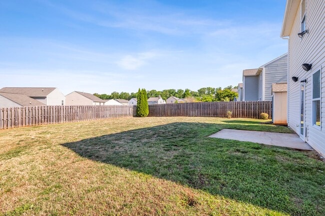 Building Photo - Newer Home, Granite Counter-Tops, Wood Laminate Flooring, SS Appliances, Garage, Fenced, Must See!