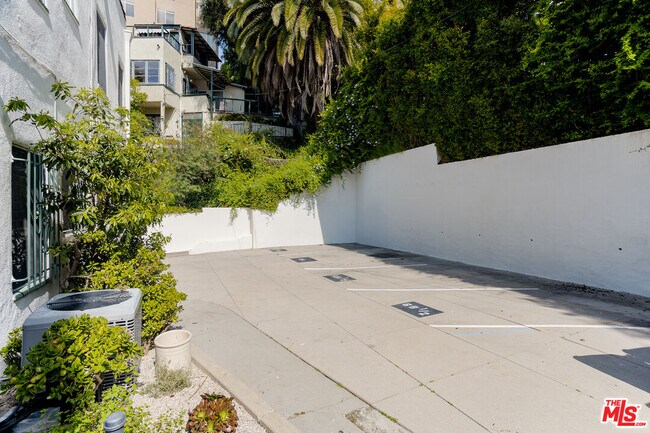 Building Photo - 2166 Beachwood Terrace