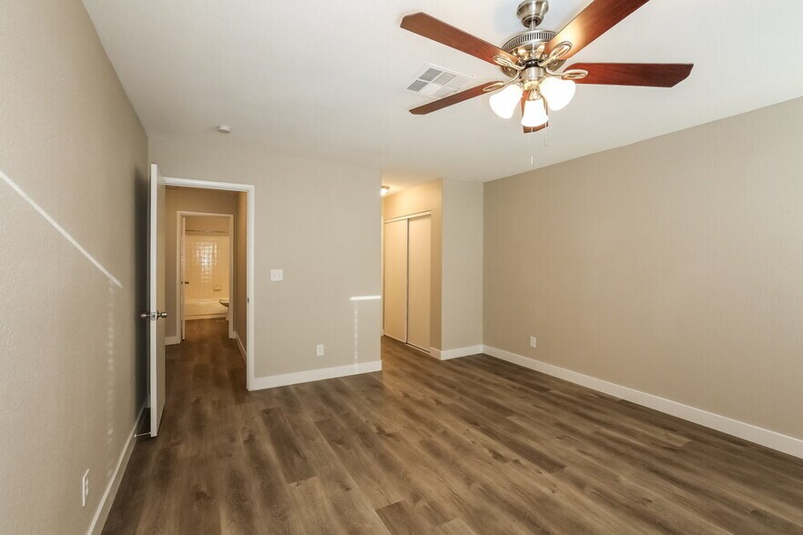 Building Photo - 2010 Waverly Cir