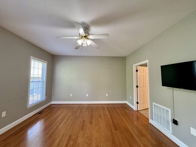 Building Photo - 513 Tanasi Cir