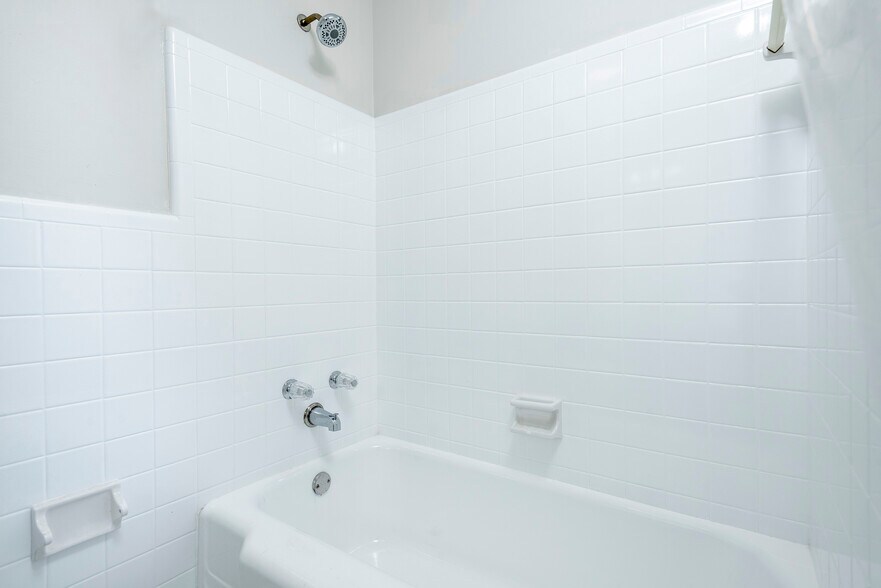 Main Level Full Bath - 5760 Saundersville Rd