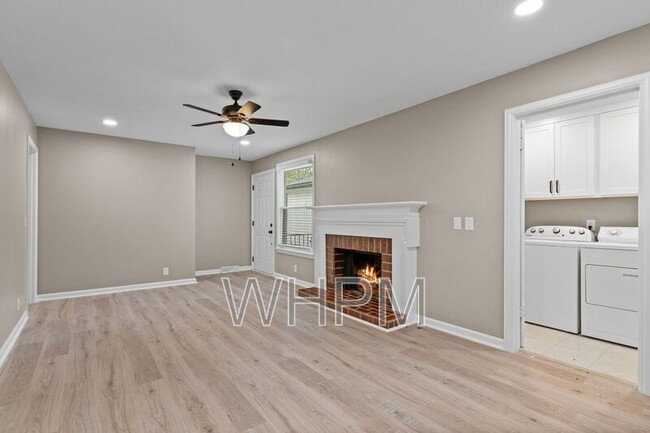 Building Photo - 258 Carriage Dr