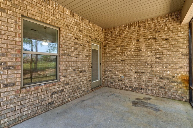 Building Photo - 36 Dickens Dr