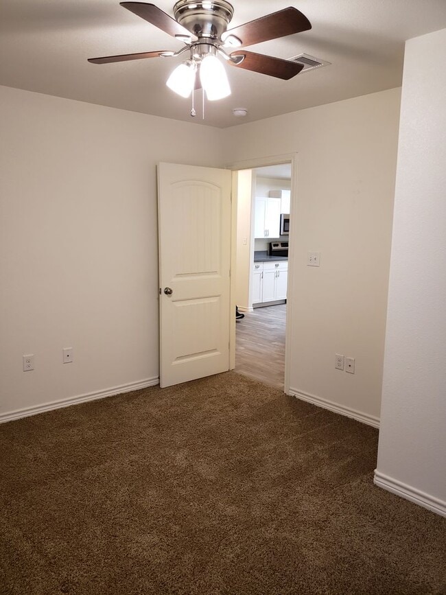 Building Photo - Spacious NISD home