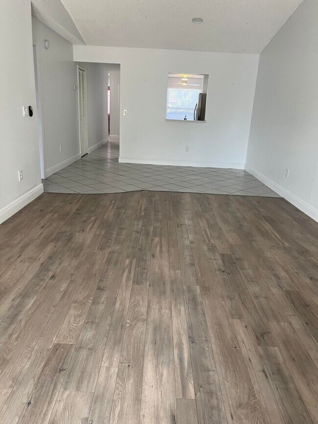 Building Photo - 1296 White Pine Dr