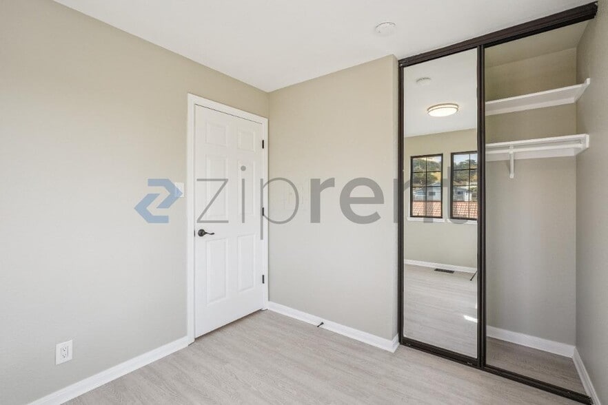 Building Photo - Unit C